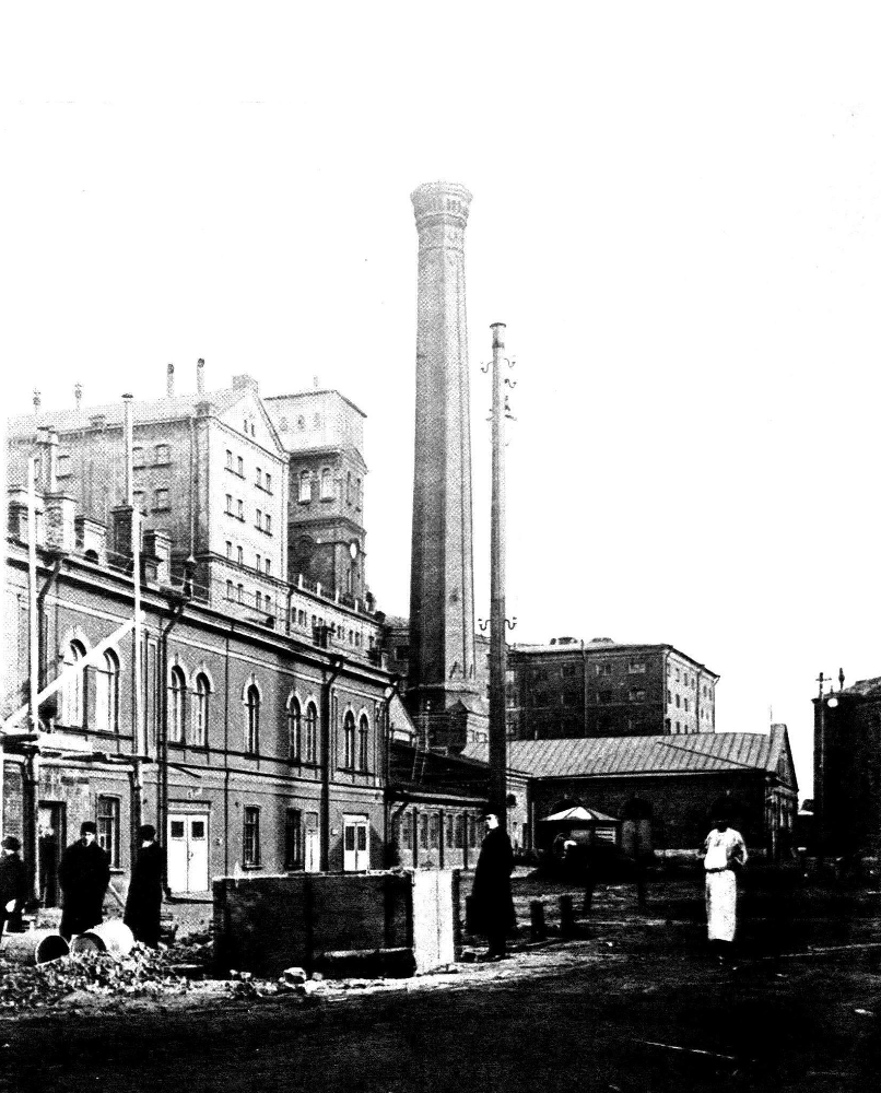 Вид главного здания завода со стороны заднего двора